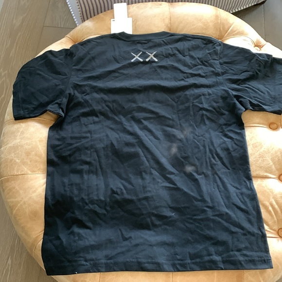Uniqlo x KAWS Collaboration Short Sleeve Black T-Shirt Size M With Front Graphic - Picture 6 of 7